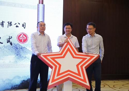 方正電子總裁楊斌（中）、華為中國區(qū)企業(yè)BG廣電媒資業(yè)務(wù)部副部長張宏中（右一）、方正電子數(shù)字出版與教育業(yè)務(wù)部總經(jīng)理劉長明（左一）共同發(fā)布融合云出版解決方案.jpg