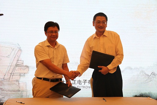 方正電子總裁楊斌（左）、國家開放大學(xué)出版?zhèn)髅郊瘓F(tuán)總編輯、中央廣播電視大學(xué)出版社總編輯任巖（右）代表雙方簽約.jpg